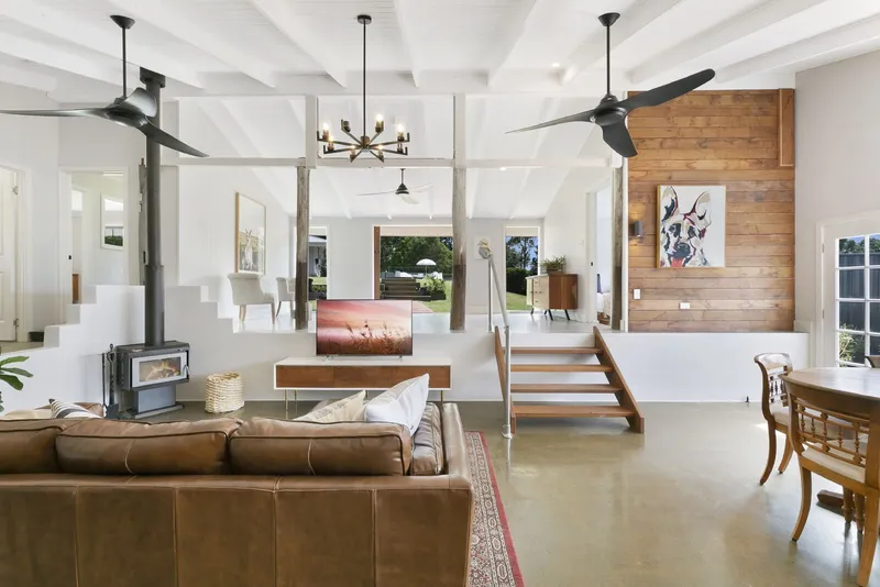 Tallebudgera Workers Cottage - Traditional workers cottage architecture integrated with landscape setting