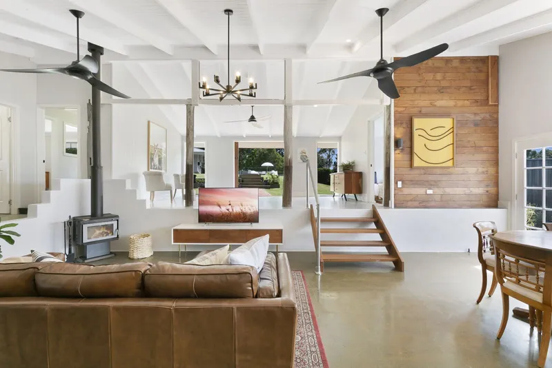 Tallebudgera Workers Cottage - Traditional workers cottage architecture integrated with landscape setting
