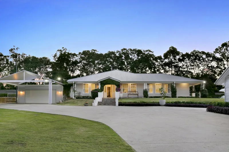 Tallebudgera Homestead - Wide staircase approach to the homestead creating picturesque arrival experience