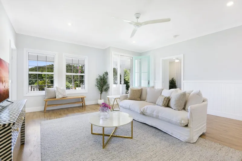 Tallebudgera Homestead - Contemporary outdoor living space with full kitchen and entertaining facilities