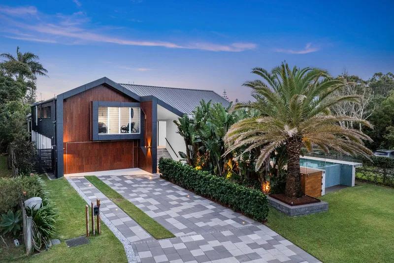 The Causeway House - Expansive sliding doors connecting interior to alfresco space