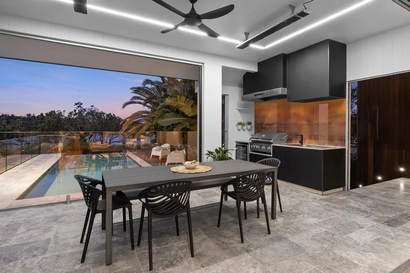 The Causeway House - Seamless indoor-outdoor flow to infinity pool deck